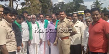 ಬೈಕ್ ಗುಂಡಿಗೆ ಬಿದ್ದು ಮಹಿಳೆ ಸಾವು! ರಸ್ತೆ ತಡೆ‌ ನಡೆಸಿ ರೈತ ಸಂಘ ಪ್ರತಿಭಟನೆ