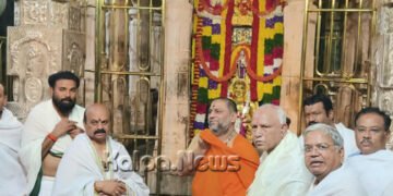 ನಾಡನ್ನು ಸುಭಿಕ್ಷಗೊಳಿಸಲು ಪ್ರಾರ್ಥನೆ: ಮಂತ್ರಾಲಯದಲ್ಲಿ ಸಿಎಂ ಬೊಮ್ಮಾಯಿ