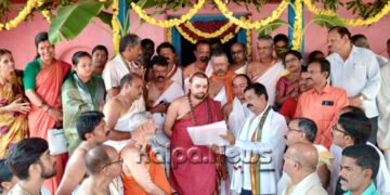 ಪ್ರಾಚೀನ ವೀರೇಶ್ವರ ದೇವಸ್ಥಾನಕ್ಕೆ ಶಾರದಾ ಪೀಠದ ಜಗದ್ಗುರು ವಿಧುಶೇಖರ ಭಾರತೀ ಶ್ರೀ ಭೇಟಿ