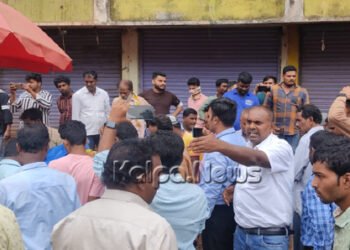 ಫುಟ್‌ಪಾತ್ ತೆರವು ಕಾರ್ಯಾಚರಣೆಗೆ ವ್ಯಾಪಾರಿಗಳ ವಿರೋಧ: ಪುರಸಭೆ ಸಿಬ್ಬಂದಿಗಳ ಜೊತೆ ಮಾತಿನ ಚಕಮಕಿ