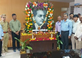 66ನೇ ಮಹಾಪರಿನಿರ್ವಾಣ ದಿನಾಚರಣೆ: ಅಂಬೇಡ್ಕರ್ ಅವರ ಭಾವಚಿತ್ರಕ್ಕೆ ಪುಷ್ಪಾರ್ಚನೆ