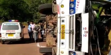 ಶಾಲಾ ಮಕ್ಕಳು ಪ್ರಯಾಣಿಸುತ್ತಿದ್ದ ಬಸ್ ಪಲ್ಟಿ: ತಪ್ಪಿದ ಭಾರೀ ಅನಾಹುತ