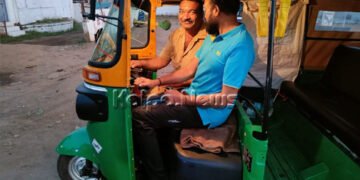 ಗದಗಕ್ಕೆ ತೆರಳಿದ್ದ ಸಚಿವ ಶ್ರೀರಾಮುಲು ಆಟೋ ಓಡಿಸಿದ್ದೇಕೆ: ಜನರು ಏನೆಂದರು?