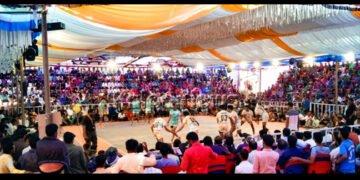 ಹೊನಲು ಬೆಳಕಿನ ಪ್ರೊ ಕಬ್ಬಡ್ಡಿ ಲೀಗ್ ಪಂದ್ಯಾವಳಿಗೆ ಮಾಜಿ ಶಾಸಕ ಮಧು ಬಂಗಾರಪ್ಪ ಚಾಲನೆ