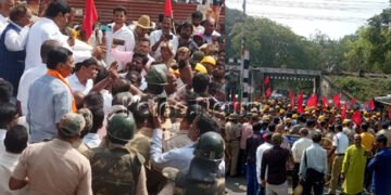 ಭದ್ರಾವತಿಯಲ್ಲಿ ಸಂಸದ ರಾಘವೇಂದ್ರಗೆ ಘೇರಾವ್: ಹಿಗ್ಗಾಮುಗ್ಗಾ ತರಾಟೆಗೆ ತೆಗೆದುಕೊಂಡ ಕಾರ್ಮಿಕರು