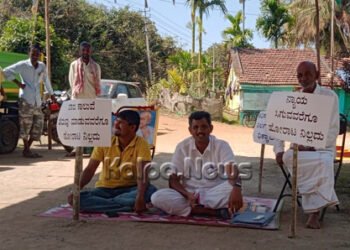 ಕಾಲುವೆ ಒತ್ತುವರಿ ತೆರವಿಗೆ ಆಗ್ರಹಿಸಿ ಮಂಡಘಟ್ಟ ಗ್ರಾಪಂ ಕಚೇರಿ ಮುಂದೆ ಪ್ರತಿಭಟನೆ