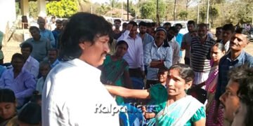 ಈಗಲೋ ಆಗಲೋ ಮನೆ ಕುಸಿಯುವ ಭೀತಿ, ನಿದ್ದೆಯಿಲ್ಲದ ಬದುಕು: ಬಸ್ತಿಕೊಪ್ಪ ಮಹಿಳೆಯರ ಆಕ್ರೋಶ