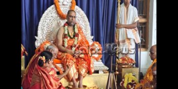 ಮಂತ್ರಾಲಯ ಶ್ರೀಗಳಿಗೆ ಬೆಳ್ಳಿ ಪೀಠ ಸಮರ್ಪಿಸಿದ ಹೊರನಾಡು ಕ್ಷೇತ್ರದ ಧರ್ಮಾಧಿಕಾರಿಗಳು