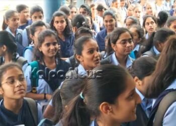 ಪರೀಕ್ಷಾ ಕೇಂದ್ರಗಳತ್ತ ಹೆಜ್ಜೆಯಿಟ್ಟ ದ್ವಿತೀಯ ಪಿಯು ವಿದ್ಯಾರ್ಥಿಗಳು