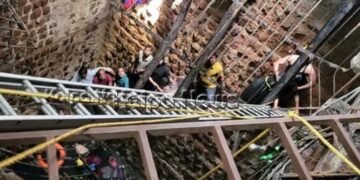 ದೇವಾಲಯದ ಮೆಟ್ಟಿಲು ಬಾವಿ ಕುಸಿದು 12 ಮಂದಿ ಸಾವು: ಉಳಿದವರ ರಕ್ಷಣೆ