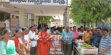 ಶ್ರೀ ಶಿವಕುಮಾರ ಸ್ವಾಮೀಜಿ ಹುಟ್ಟು ಹಬ್ಬದ ಪ್ರಯುಕ್ತ ರೋಗಿಗಳಿಗೆ ಹಣ್ಣು ವಿತರಣೆ