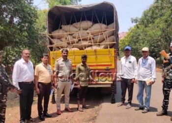 ಶಿರಾಳಕೊಪ್ಪ, ಸಾಗರ ಚೆಕ್‌ಪೋಸ್ಟ್‌ನಲ್ಲಿ ಲಕ್ಷಾಂತರ ರೂ. ಮೌಲ್ಯದ ಬಟ್ಟೆ, ಅಕ್ಕಿ ವಶಕ್ಕೆ