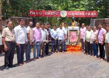 ಶಿವಕುಮಾರ ಶ್ರೀಗಳ 116ನೇ ಜಯಂತ್ಯೋತ್ಸವ ಹಿನ್ನೆಲೆ: ಭಾವಚಿತ್ರಕ್ಕೆ ಪುಷ್ಪಾರ್ಚನೆ