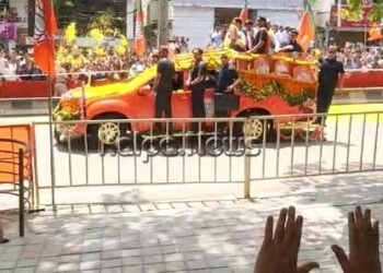 ರೋಡ್ ಶೋನಲ್ಲಿ ಸಾಗುತ್ತಲ್ಲೇ ಮಂತ್ರಾಲಯ ಶ್ರೀಗಳಿಗೆ ನಮಿಸಿದ ಪ್ರಧಾನಿ ಮೋದಿ