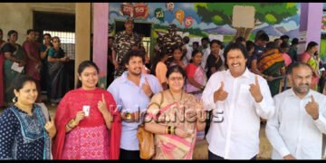 ಸೊರಬ: ಕುಟುಂಬ ಸದಸ್ಯರೊಂದಿಗೆ ಶಾಸಕ ಕುಮಾರ್ ಬಂಗಾರಪ್ಪ ಮತದಾನ