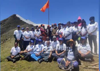 ಬಾಲ್ಯದಿಂದಲೇ ಮಕ್ಕಳಿಗೆ ಸಂಸ್ಕೃತ ಕಲಿಸಿ: ಹಿಮಾಲಯದಲ್ಲಿ 4ನೇ ಬಾರಿ ಧ್ವಜಾರೋಹಣ