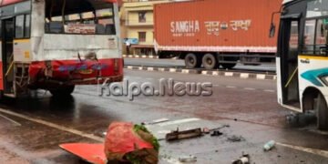 ಬಸ್ ಡಿಕ್ಕಿ: 30 ಮಂದಿ ಪ್ರಯಾಣಿಕರಿಗೆ ಗಾಯ