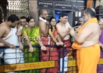 ಪ್ರಥಮ ಏಕಾದಶಿ ನಿಮಿತ್ತ ಮಂತ್ರಾಲಯ ಶ್ರೀಗಳಿಂದ ತಪ್ತಮುದ್ರಾ ಧಾರಣೆ