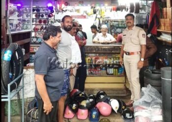ಭದ್ರಾವತಿ ಪೊಲೀಸರ ಕಾರ್ಯಾಚರಣೆ: ಅಂಗಡಿಗಳಿಂದ ನೂರಾರು ಹಾಫ್ ಹೆಲ್ಮೆಟ್’ಗಳ ವಶ