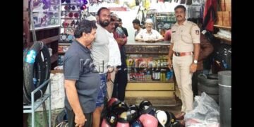 ಭದ್ರಾವತಿ ಪೊಲೀಸರ ಕಾರ್ಯಾಚರಣೆ: ಅಂಗಡಿಗಳಿಂದ ನೂರಾರು ಹಾಫ್ ಹೆಲ್ಮೆಟ್’ಗಳ ವಶ