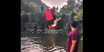 ಕಣ್ಣ ಮುಂದೆಯೇ ಜಲಪಾತಕ್ಕೆ ಬಿದ್ದ ಕಾರು: ಜನರ ಸಮಯಪ್ರಜ್ಞೆಯಿಂದ ಉಳಿಯಿತು ಇಬ್ಬರ ಪ್ರಾಣ