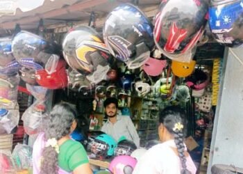 ಶಿವಮೊಗ್ಗದಲ್ಲಿ ಫುಲ್ ಹೆಲ್ಮೆಟ್‌ಗೆ ಹೆಚ್ಚಿದ ಬೇಡಿಕೆ | ಖರೀದಿಗೆ ಮುಗಿಬಿದ್ದ ಜನ