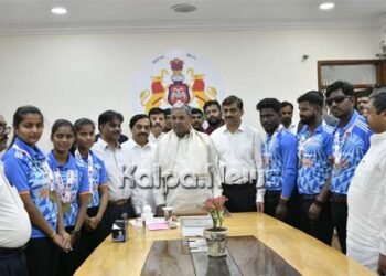 ಬಾಲ್ ಹೇಗೆ ಎಸೆಯುತ್ತೀರಿ? ಹೇಗೆ ಗುರುತಿಸುತ್ತೀರಿ? ಅಂಧ ಕ್ರಿಕೆಟಿಗರಿಗೆ ಕುತೂಹಲಕಾರಿ ಪ್ರಶ್ನೆ ಕೇಳಿದ ಸಿಎಂ