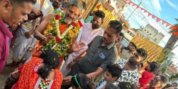 ದಲಿತರ ನಿವಾಸಗಳಿಗೆ ಪೇಜಾವರ ಶ್ರೀಗಳ ಭೇಟಿ | ಭಕ್ತಿಯಿಂದ ಬರಮಾಡಿಕೊಂಡ ಭಕ್ತರು