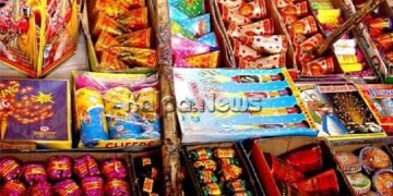 ಅಧಿಕಾರಿಗಳ ದಾಳಿ | ಪರವಾನಗಿ ಇಲ್ಲದೇ ಸಂಗ್ರಹಿಸಿದ್ದ 7.6 ಲಕ್ಷ ಮೌಲ್ಯದ ಪಟಾಕಿ ವಶ