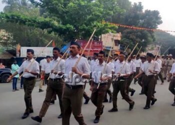 ವಿಜಯದಶಮಿ ಪ್ರಯುಕ್ತ ಗಣವೇಷಧಾರಿ ಸ್ವಯಂಸೇವಕರಿಂದ ಪಥ ಸಂಚಲನ