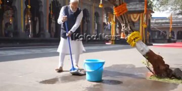 ನಾಸಿಕ್ ದೇವಾಲಯ ಸ್ವಚ್ಛಗೊಳಿಸಿದ ಪ್ರಧಾನಿ | ಸಂಗೀತ ವಾದ್ಯವನ್ನೂ ನುಡಿಸಿದ ಮೋದಿ