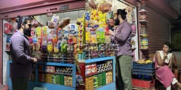 ರಾಕಿಂಗ್ ಸ್ಟಾರ್ ದಂಪತಿಯ ಸಿಂಪ್ಲಿಸಿಟಿಗೆ ಫ್ಯಾನ್ಸ್ ಫಿದಾ: ಪುಟ್ಟ ಅಂಗಡಿಯಲ್ಲಿ ಯಶ್ ಐಸ್ ಕ್ರೀಂ ಖರೀದಿ