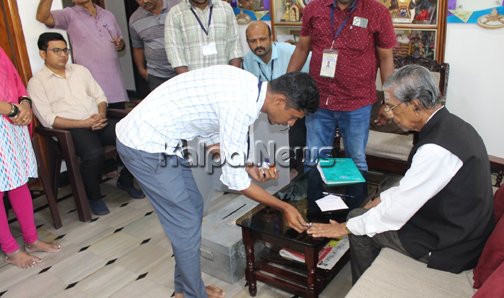 ಶಿವಮೊಗ್ಗ | ಮನೆಯಿಂದಲೇ ಮತದಾನ ಆರಂಭ | ಮೊದಲು ಪೋಸ್ಟಲ್ ವೋಟ್ ಮಾಡಿದ್ದು ಯಾರು?