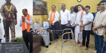 ವಿ. ಎಸ್. ಆಚಾರ್ಯ ಅವರ ಪುತ್ಥಳಿಗೆ ಡಾ. ಧನಂಜಯ ಸರ್ಜಿ ಮಾಲಾರ್ಪಣೆ