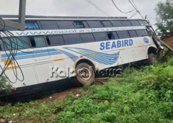 ಶಿವಮೊಗ್ಗ | ಖಾಸಗಿ ಬಸ್ ಮೇಲೆ ಬಿದ್ದ ವಿದ್ಯುತ್ ಕಂಬ | ತಪ್ಪಿದ ಭಾರೀ ಅನಾಹುತ