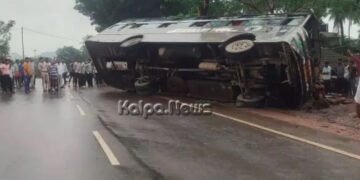 ನಿಯಂತ್ರಣ ತಪ್ಪಿ ಪಲ್ಟಿಯಾದ ಖಾಸಗಿ ಬಸ್ | 10ಕ್ಕೂ ಅಧಿಕ ಪ್ರಯಾಣಿಕರಿಗೆ ಗಾಯ