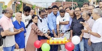 ತುಮಕೂರು | ಕೇಕ್ ಕತ್ತರಿಸಿ ರೈಲಿನ ಹುಟ್ಟು ಹಬ್ಬ | ಪ್ರಯಾಣಿಕರ ಸಂಭ್ರಮ ಹೇಗಿತ್ತು ನೋಡಿ