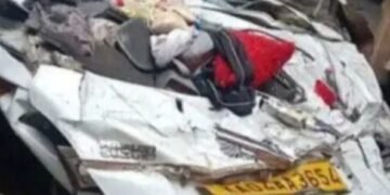 ಕಾರಿನ ಮೇಲೆ ಮಗುಚಿ ಬಿತ್ತು ಕಂಟೈನರ್ ಲಾರಿ | ಐವರ ಪ್ರಾಣ ಉಳಿಸಿದ್ದು ವಾಂತಿ! ಏನಾಯಿತು?