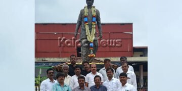 ಮಾಜಿ ಮುಖ್ಯಮಂತ್ರಿ ಎಸ್. ಬಂಗಾರಪ್ಪ ಪುಣ್ಯಸ್ಮರಣೆ | ಅಭಿಮಾನಿಗಳಿಂದ ಪುಷ್ಪ ನಮನ