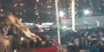 ದೇವಾಲಯದ ಉತ್ಸವ ವೇಳೆ ಜನರ ಮೇಲೆ ಆನೆ ದಾಳಿ | ವ್ಯಕ್ತಿಯನ್ನು ಎತ್ತಿ ಬಿಸಾಕಿದ ಗಜರಾಜ