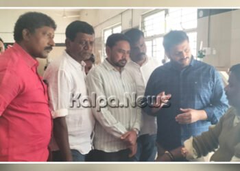 ನಿಮ್ಮೊಂದಿಗೆ ನಾವಿದ್ದೇವೆ | ಆತ್ಮಹತ್ಯೆಗೆ ಯತ್ನಿಸಿದ ಪೌರಕಾರ್ಮಿಕನಿಗೆ ಹೆಚ್.ಸಿ. ಯೋಗೀಶ್ ಸಾಂತ್ವಾನ