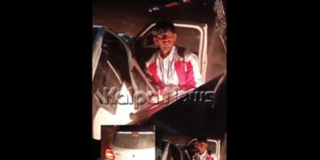 ಬಸ್ ಅಡ್ಡಗಟ್ಟಿ ಮುಂಭಾಗದ ಗಾಜು ಒಡೆದ ಕಿಡಿಗೇಡಿ | ವಿಡಿಯೋ ವೈರಲ್