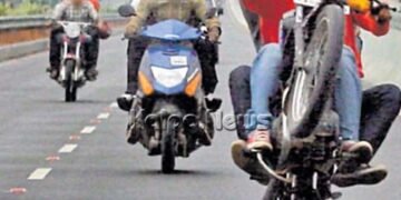 ತಲ್ವಾರ್ ಹಿಡಿದು ವ್ಹೀಲಿಂಗ್ | ಪುಂಡರಿಗೆ ಸರಿಯಾಗಿ ಬಿಸಿಮುಟ್ಟಿಸಿದ ಪೊಲೀಸರು