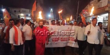 ಸೊರಬ | ಪಹಲ್ಗಾಮ್ ಉಗ್ರ ದಾಳಿ | ಹಿಂದೂ ಹಿತರಕ್ಷಣಾ ಸಮಿತಿ ಪಂಜಿನ ಮೆರವಣಿಗೆ