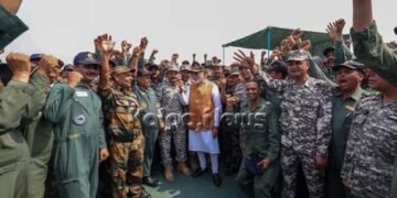 ಅದಮ್‌ಪುರ ವಾಯುನೆಲೆಗೆ ಪ್ರಧಾನಿ ಮೋದಿ ಭೇಟಿ | ಸೈನಿಕರೊಂದಿಗೆ ಸಂವಾದ