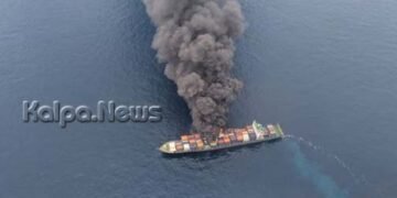 ಕೇರಳ | ಸರಕು ಸಾಗಾಣೆ ಹಡಗಿನಲ್ಲಿ ಬೆಂಕಿ: 18 ಸಿಬ್ಬಂದಿಗಳ ರಕ್ಷಣೆ