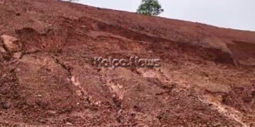 ತೀರ್ಥಹಳ್ಳಿ | ಬಾಳೆಬೈಲು-ಕುರುವಳ್ಳಿ ಬೈಪಾಸ್ ರಸ್ತೆಯಲ್ಲಿ ಕುಸಿಯುತ್ತಿರುವ ಗುಡ್ಡ