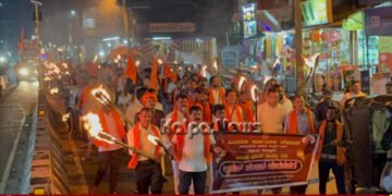 ಸೊರಬ | ಅಖಂಡ ಭಾರತ ಸಂಕಲ್ಪ ದಿನ | ಪಟ್ಟಣದಲ್ಲಿ ಬೃಹತ್ ಪಂಜಿನ ಮೆರವಣಿಗೆ