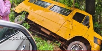 RIPPONPETE | ಶಾಲಾ ಬಸ್ ಪಲ್ಟಿ: ತಪ್ಪಿದ ಭಾರಿ ಅನಾಹುತ