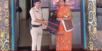 ಹುಬ್ಬಳ್ಳಿ ರೈಲ್ವೆ ನಿಲ್ದಾಣದಲ್ಲಿ ಬ್ಯಾಗ್ ಮರೆತ ಮಹಿಳೆ | ಸುರಕ್ಷಿತವಾಗಿ ಹಿಂತಿರುಗಿಸಿದ ಸಿಬ್ಬಂದಿ